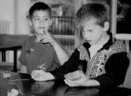 Deux enfants jouent ensemble