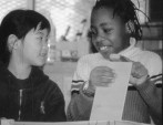 Deux enfants en centre de loisirs sur un projet